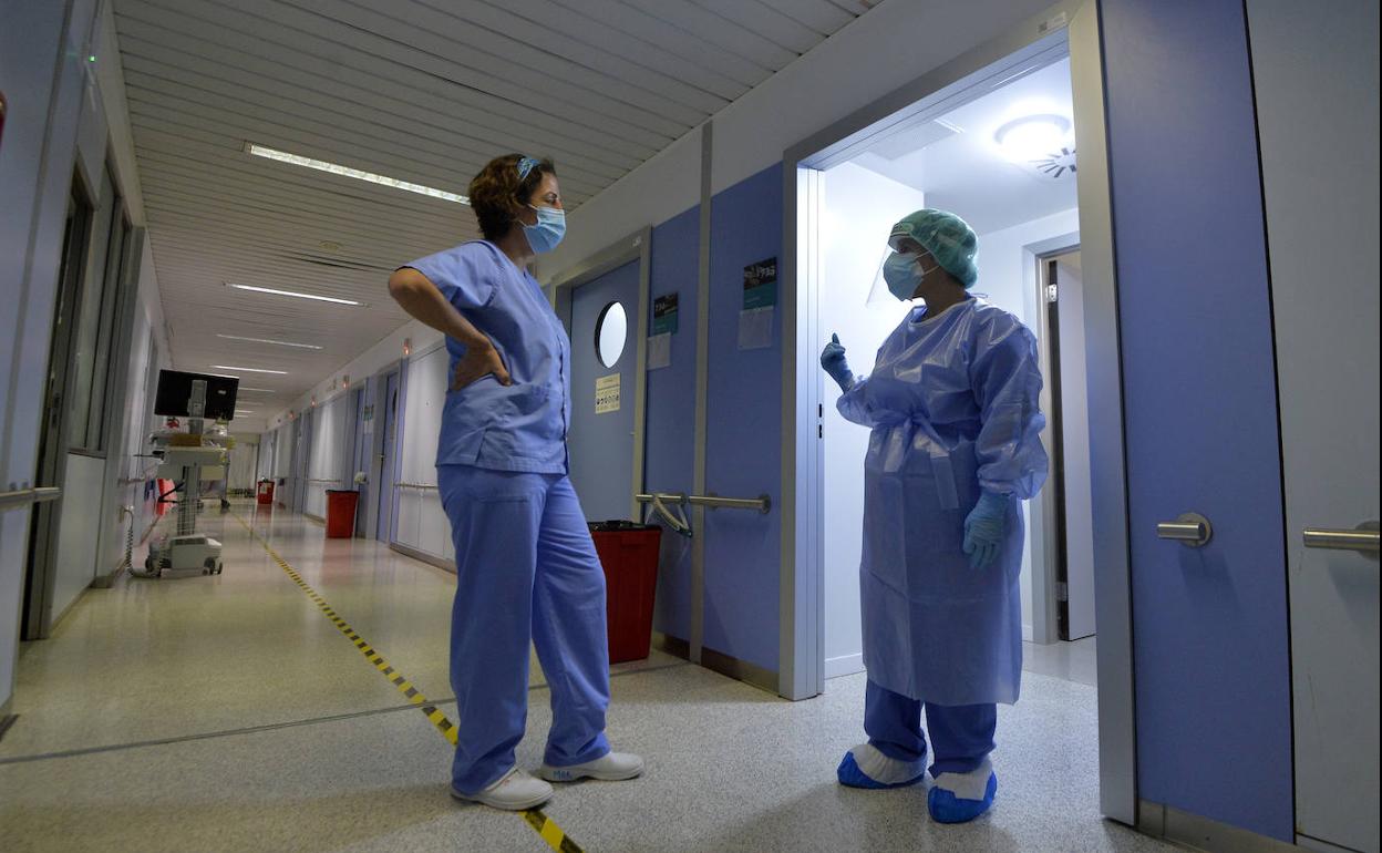 Dos enfermeras del hospital Reina Sofía de Murcia, en una foto de archivo.
