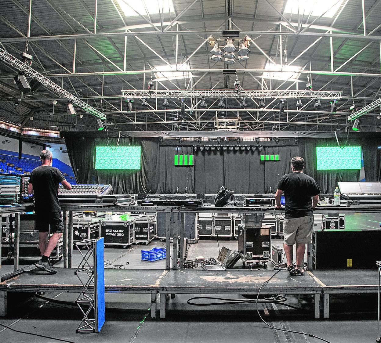 Montaje de las instalaciones, ayer, para las galas del Carnaval en el Pabellón Central. 