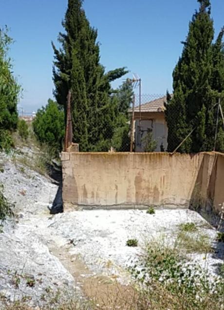 Imagen - Solar contaminado por residuos mineros, junto a una casa, en la calle Mayor de Llano del Beal. | LV.