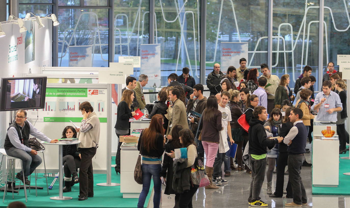 Decenas de jóvenes asisten a una feria de empleo, en una imagen de archivo
