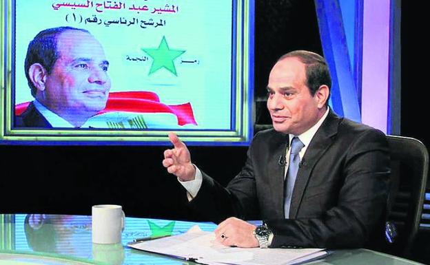 Imagen principal - Arriba, Abdel Fattah Al-Sisi, en televisión. Abajo, Sarah Hegazi. A la erecha, una bailarina de la danza del vientre, prohibida en Egipto.