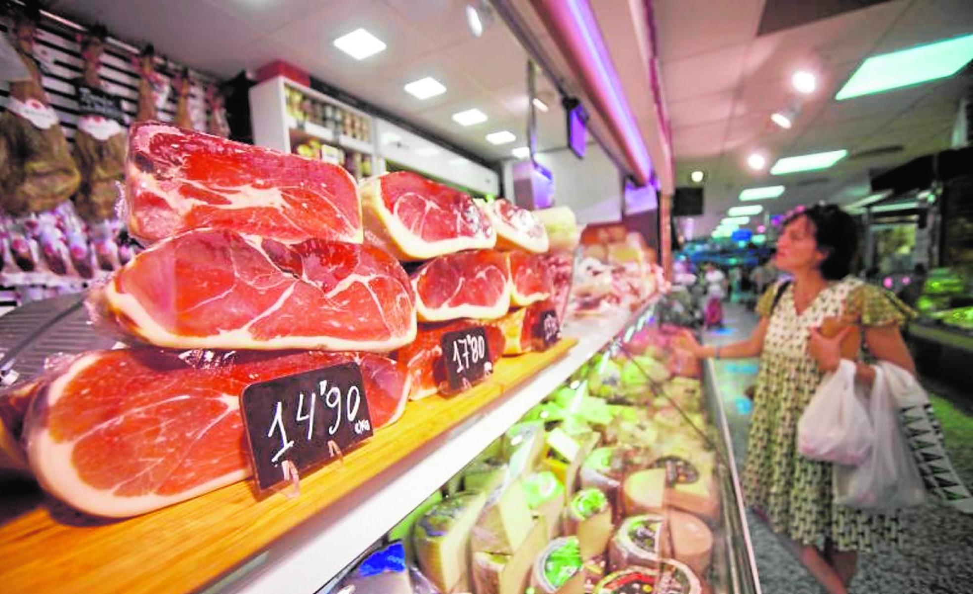 Expositor repleto de embutidos y quesos en el mercado de Saavedra Fajardo de Murcia. 