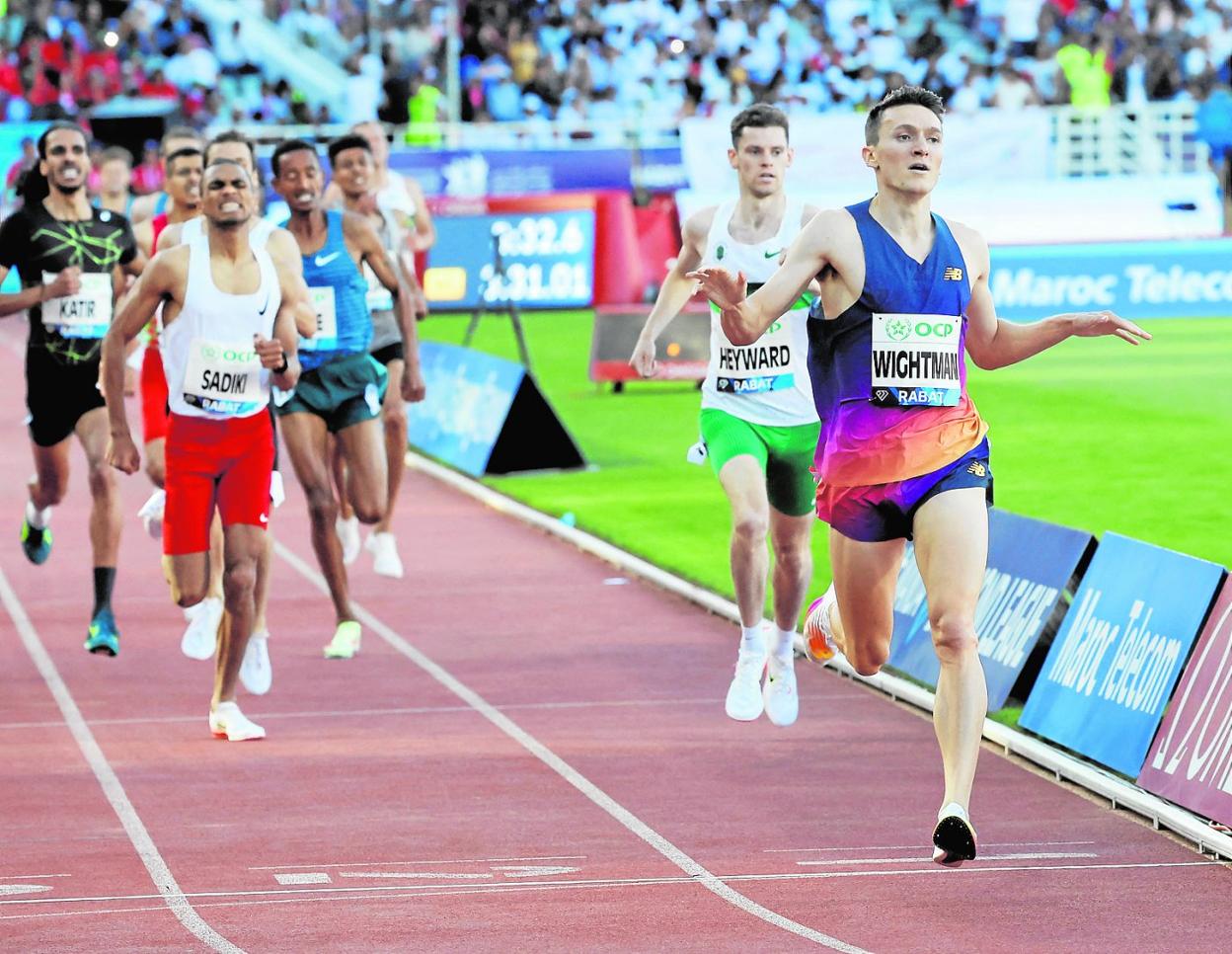 El británicoJake Whigtman gana la carrera de 1.500, con Mohamed Katir al fondo, entrando séptimo, ayer en la Diamond League de Rabat. 