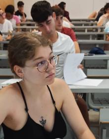 Imagen secundaria 2 - Decenas de estudiantes se enfrentan al primer examen de la Ebau 2022 en Espinardo, este lunes.
