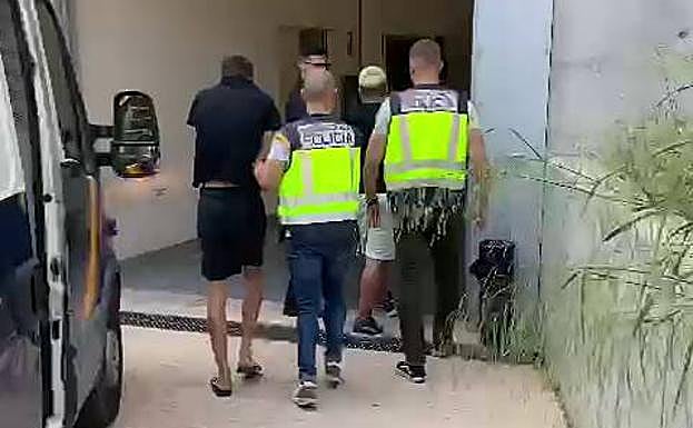 Dos de los detenidos, escoltados por la Policía.