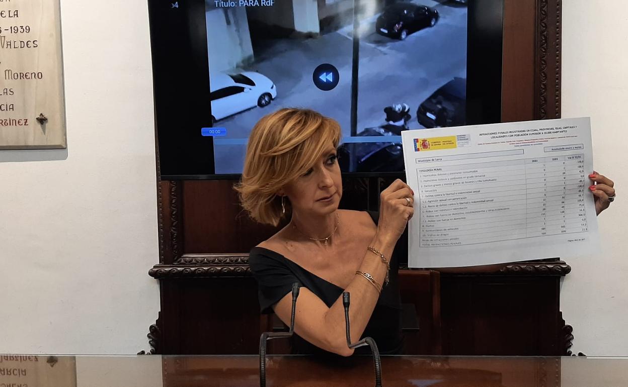 La concejal del PP Belén Pérez muestra el balance trimestral de criminalidad del Ministerio del Interior. 
