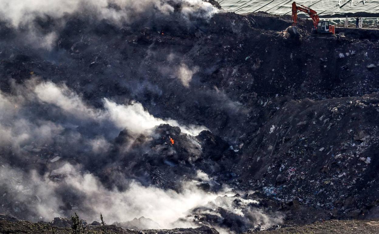 Vertedero de Zaldibar incendiado.