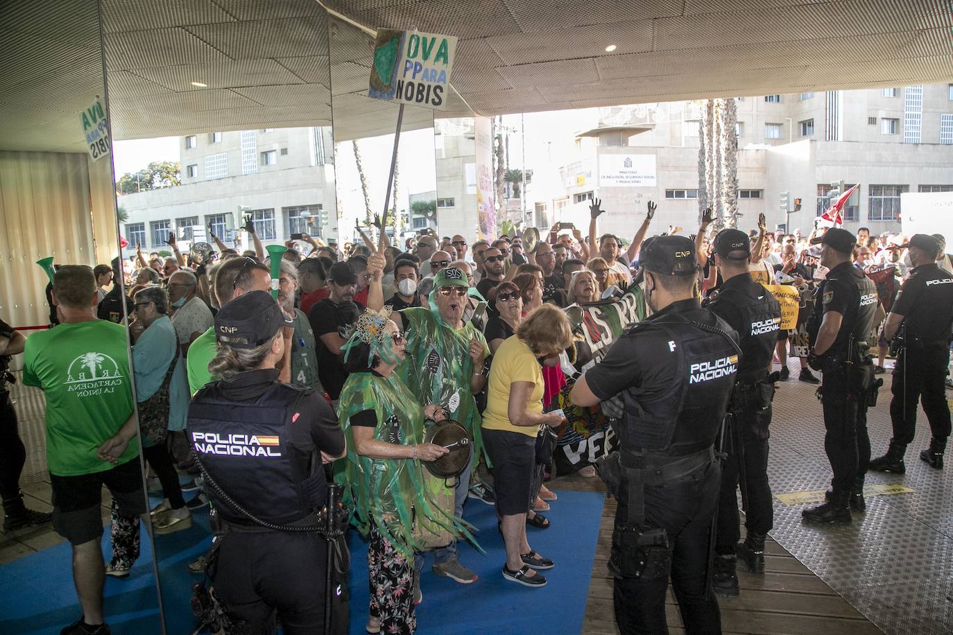 Fotos: Cacerolada durante los actos conmemorativos del 40 aniversario del Estatuto de Autonomía