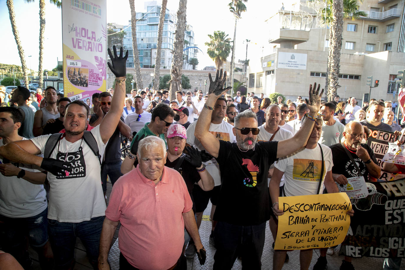 Fotos: Cacerolada durante los actos conmemorativos del 40 aniversario del Estatuto de Autonomía
