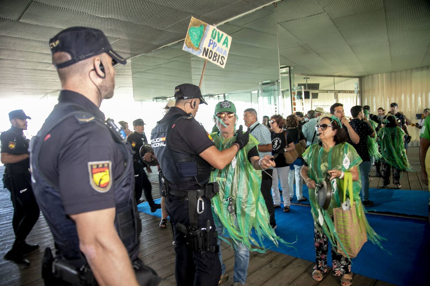 Fotos: Cacerolada durante los actos conmemorativos del 40 aniversario del Estatuto de Autonomía