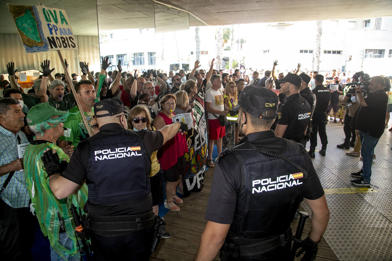 Fotos: Cacerolada durante los actos conmemorativos del 40 aniversario del Estatuto de Autonomía