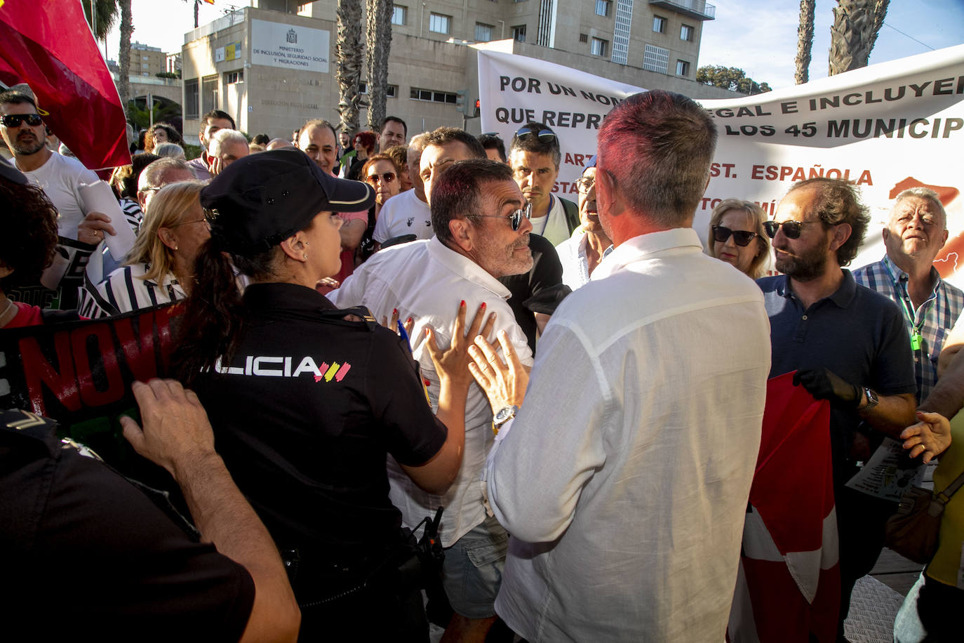 Fotos: Cacerolada durante los actos conmemorativos del 40 aniversario del Estatuto de Autonomía