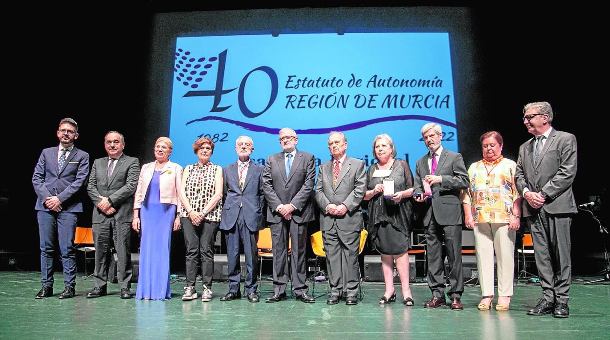 Miembros de la Mesa de la Asamblea y premiados: Antonio José Espín, Francisco Carrera, Gloria Alarcón, Rosa Peñalver, Francisco Celdrán, Alberto Castillo, José Plana, Concepción Martínez, Rafael Fresneda Collado, Encarna Fernández de Simón y Miguel Ángel Miralles. 