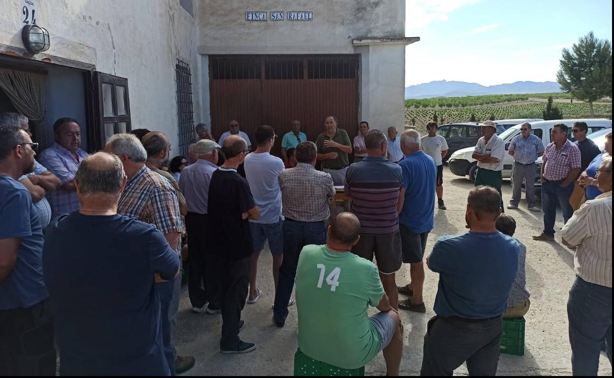 Agricultores y ganaderos en una reunión mantenida para atajar la oleada de robos que están sufriendo en sus propiedades. 