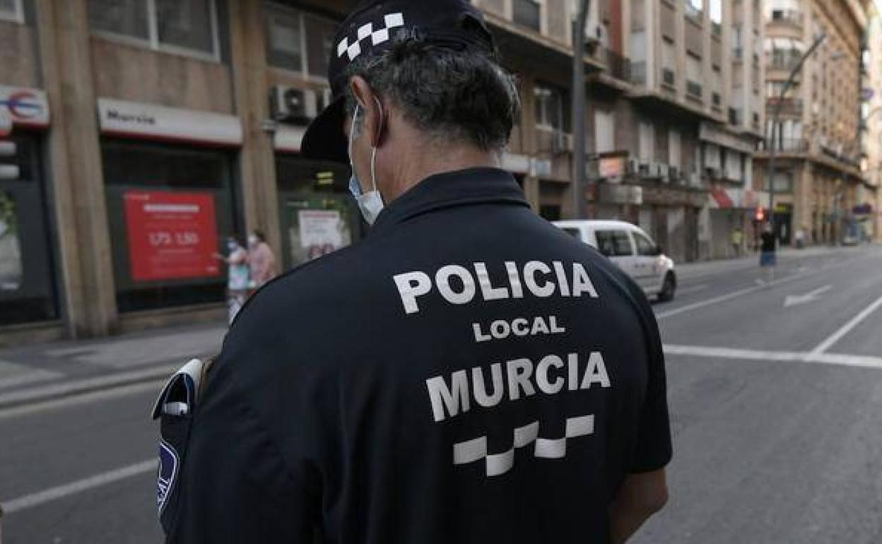 Un policía local de Murcia, en una fotografía de archivo.