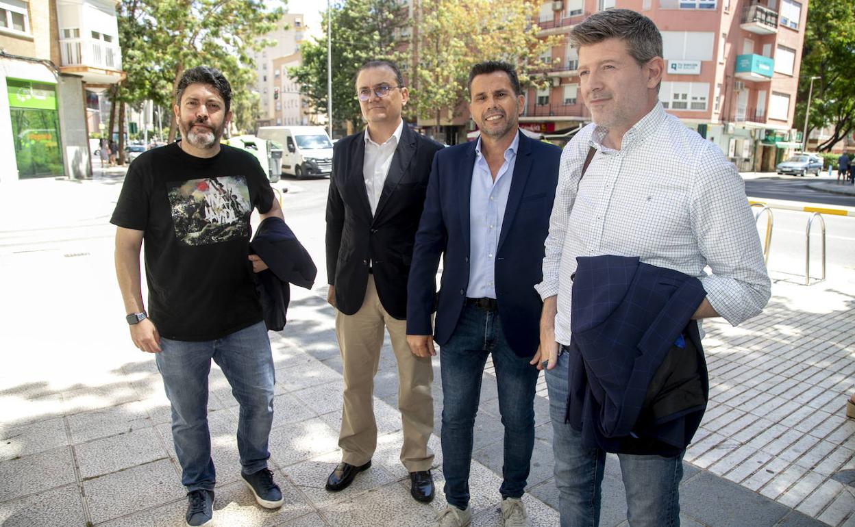 Miguel Sánchez, Miguel Garaulet, Mario Gómez y Juan Fernando Hernández, este miércoles, frente a los juzgados de Cartagena.