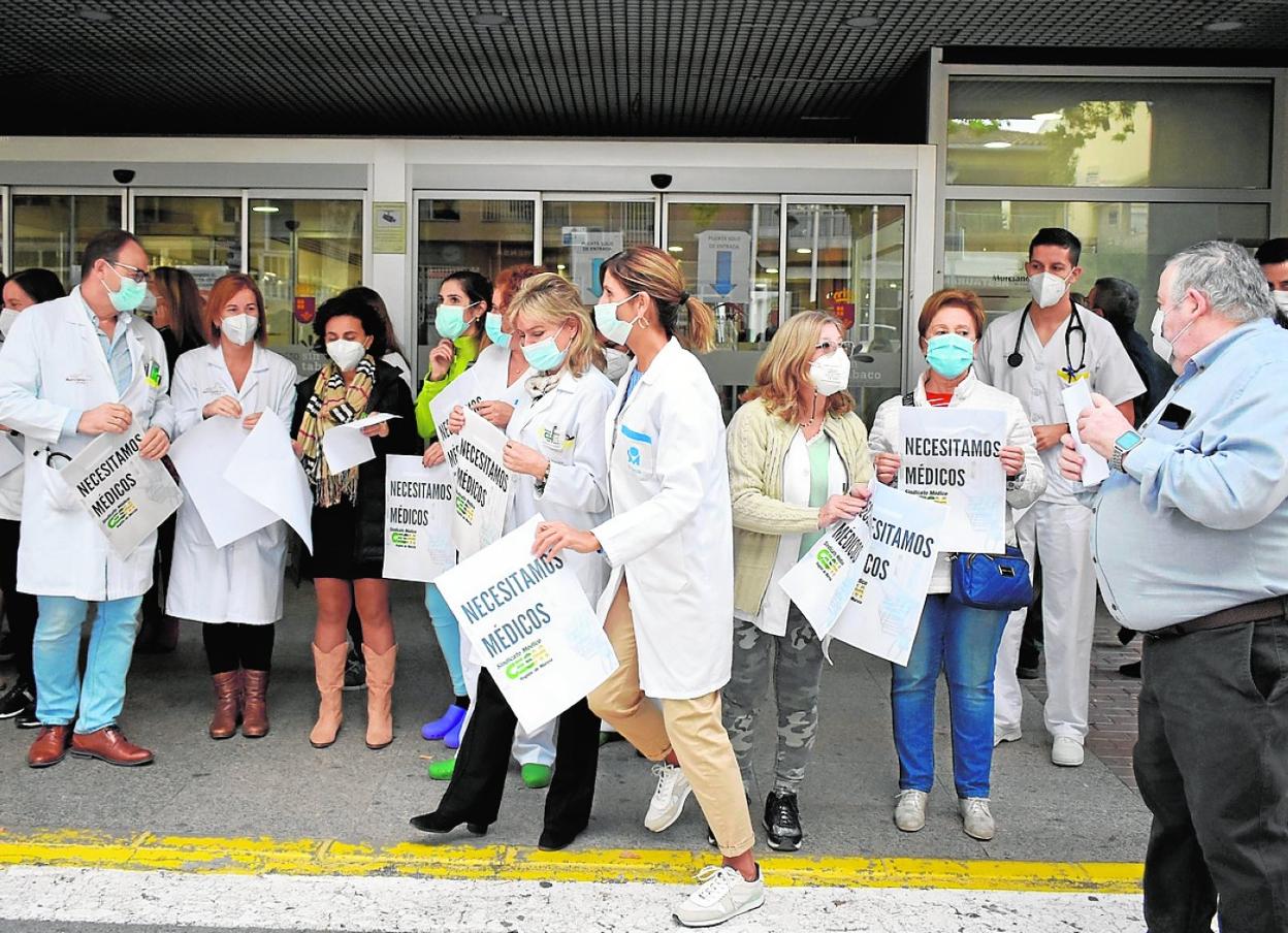 Profesionales del Hospital del Noroeste, durante una protesta por el déficit de médicos, en octubre. 