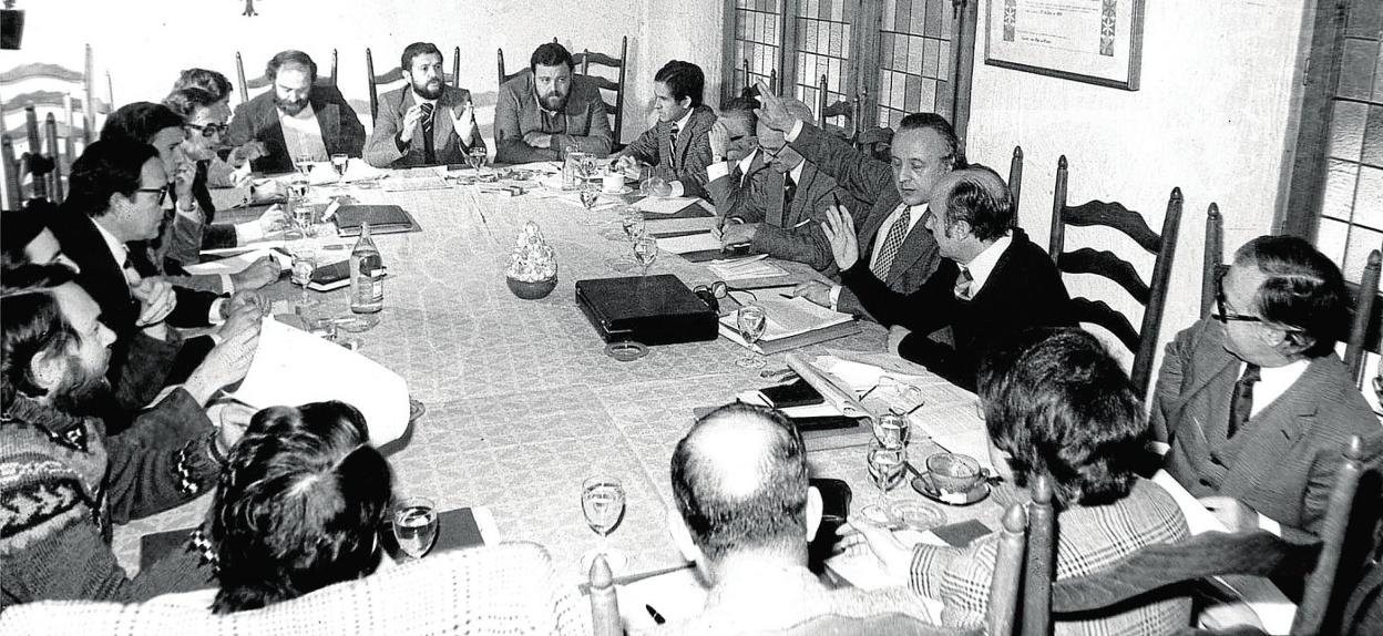 El germen del Estatuto. Primera reunión del plenario de parlamentarios, en la que se aprobaron cuatro artículos para el Estatuto de Autonomía provisional. El encuentro se produjo en el hotel Floridablanca de Murcia el 11 de febrero de 1982 y se alargó durante seis horas. 