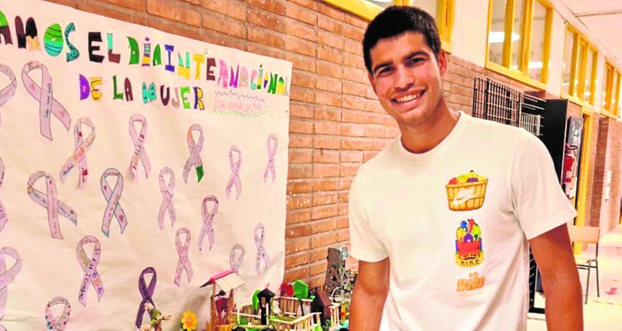 Carlos Alcaraz posa en el colegio Ciudad de la Paz. 