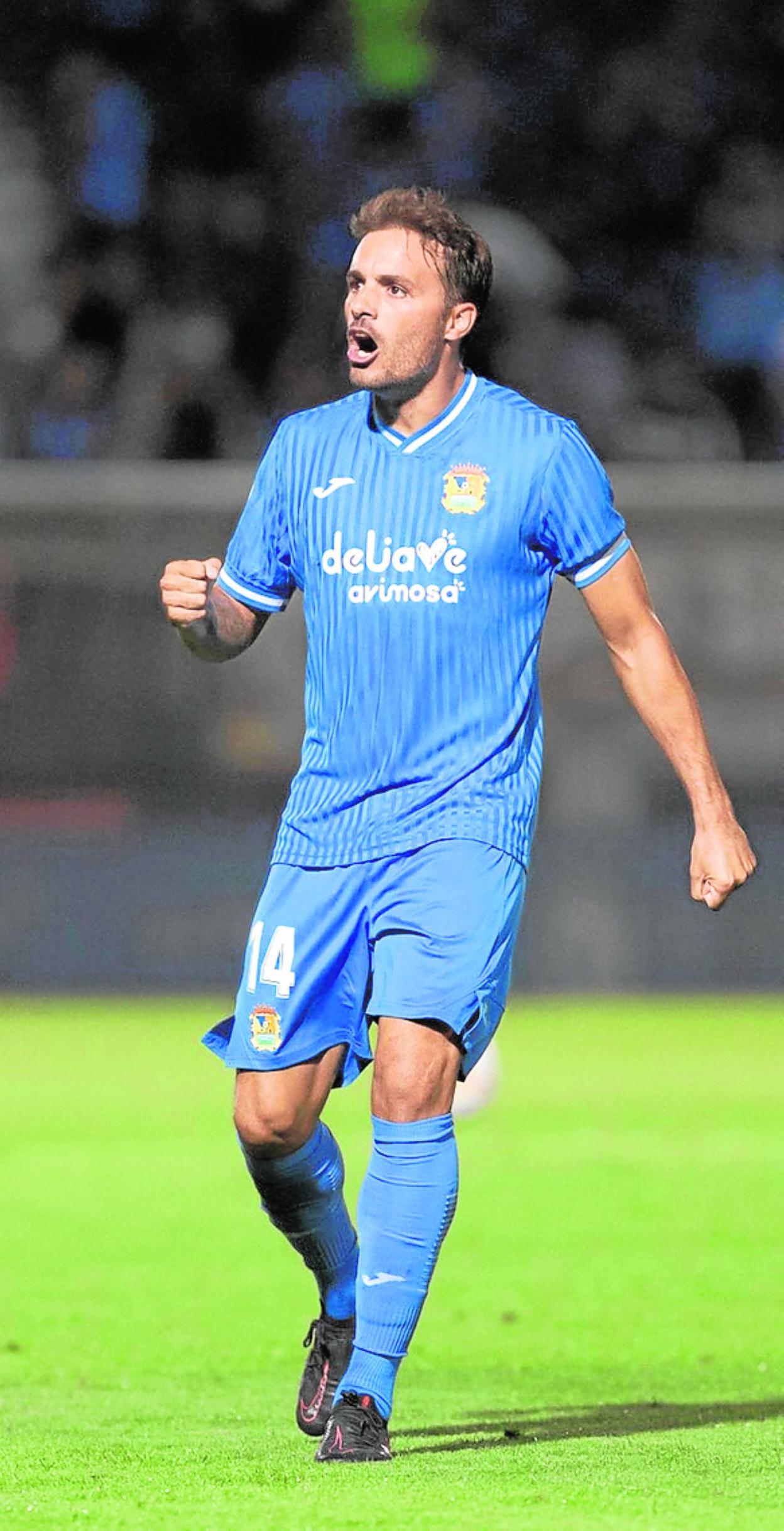 Pedro León celebrando un tanto con la camiseta del Fuenlabrada. 
