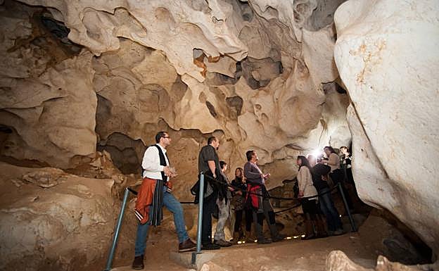 Interior de una de las galerías de la Cueva del Puerto, en Calasparra, por donde se realiza la visita turística.