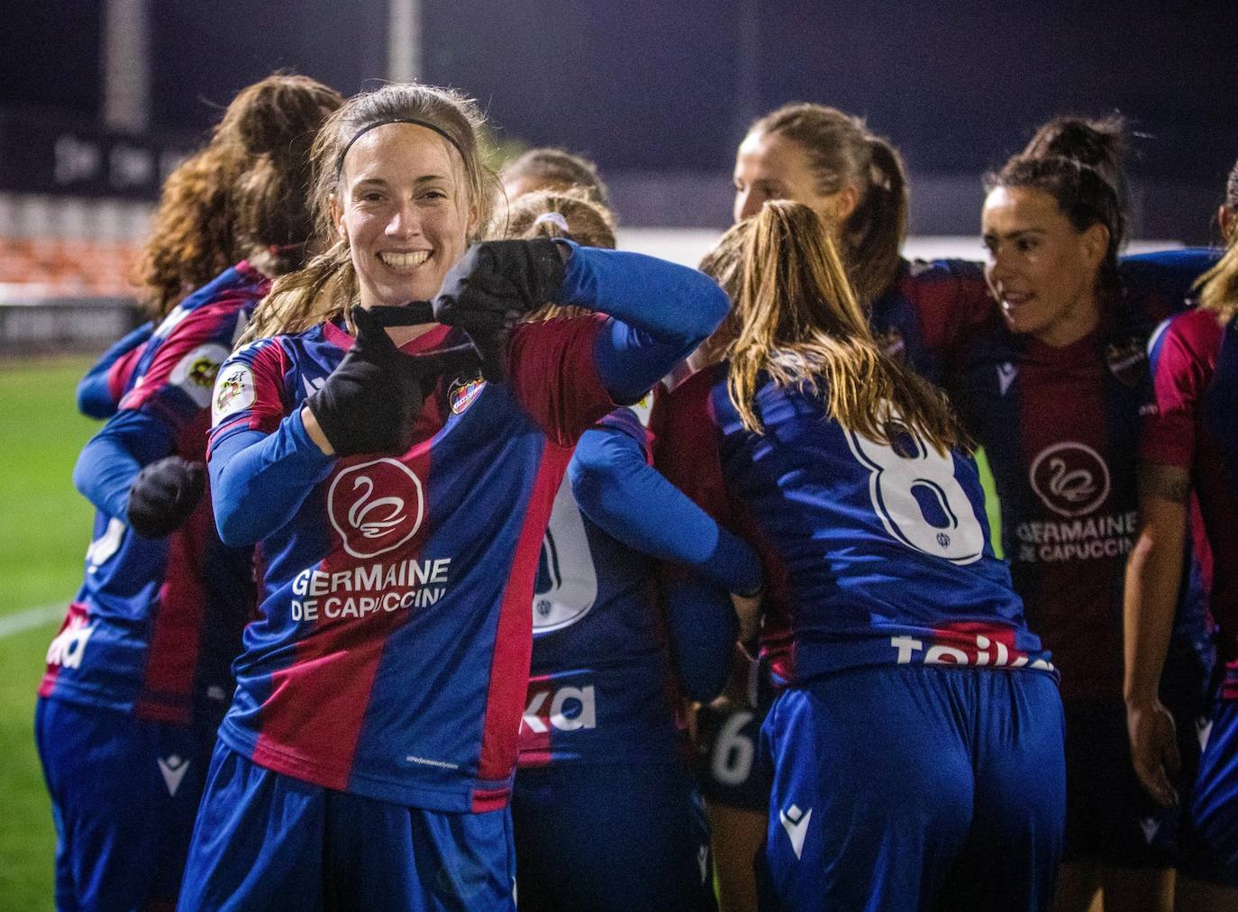 Eva Navarro, celebrando un gol con el Levante femenino.
