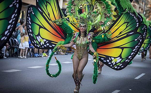 Una comparsa durante el desfile de este sábado del Carnaval de Cartagena.