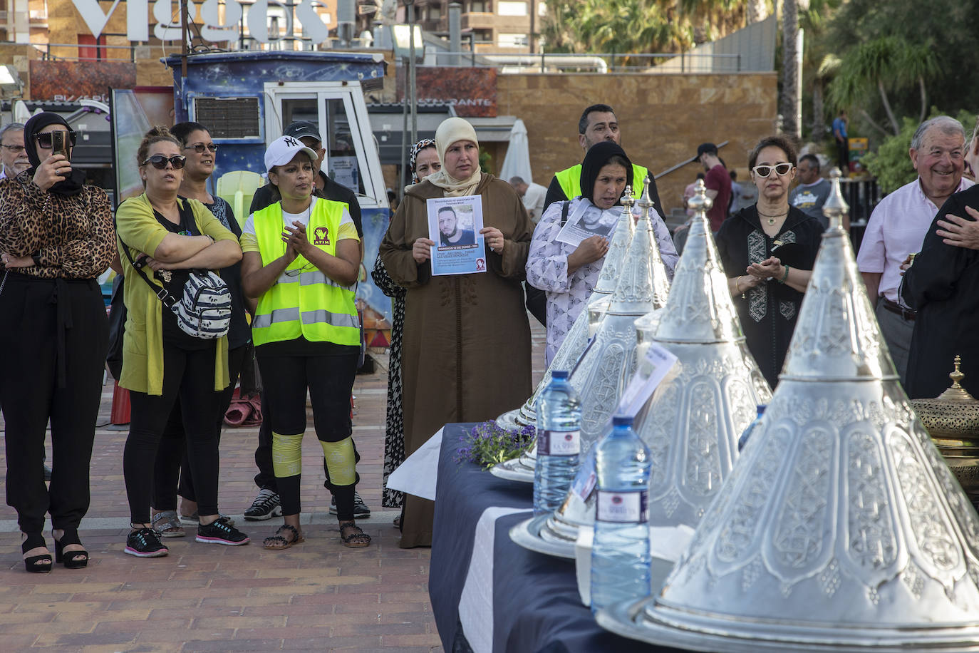 Fotos: Concentración en Puerto de Mazarrón en el aniversario del crimen de Youanes