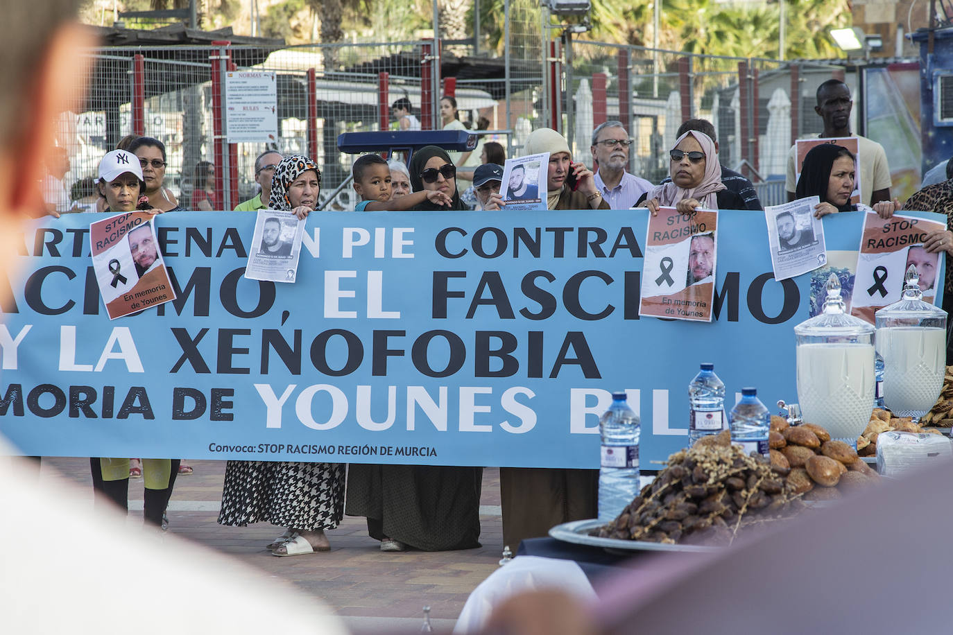 Fotos: Concentración en Puerto de Mazarrón en el aniversario del crimen de Youanes
