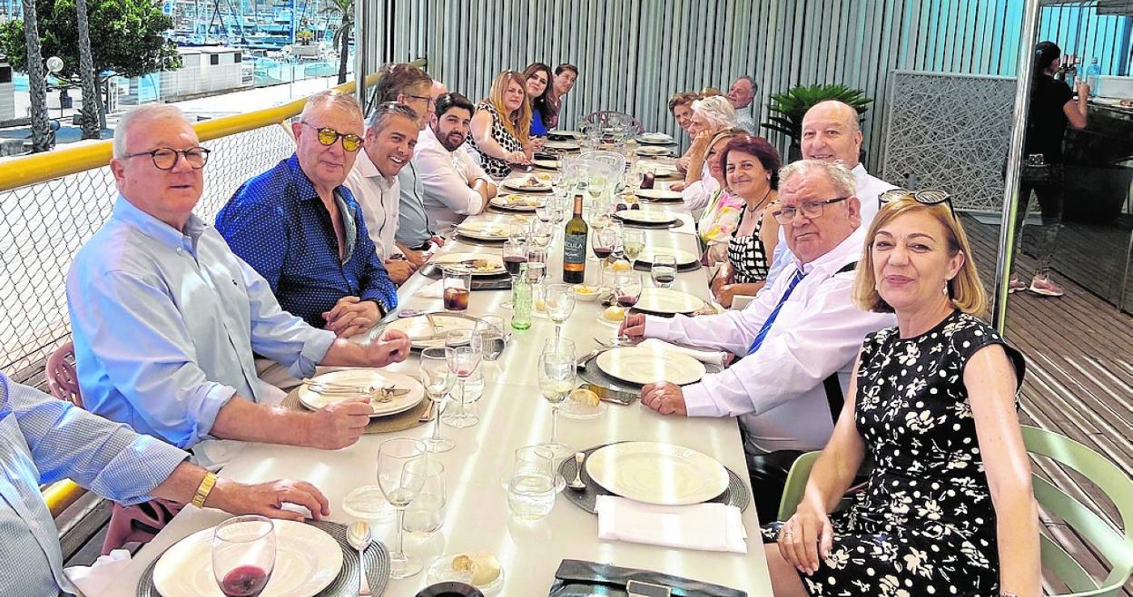 López Miras y la 'vieja guardia' del PP confraternizan en El Batel