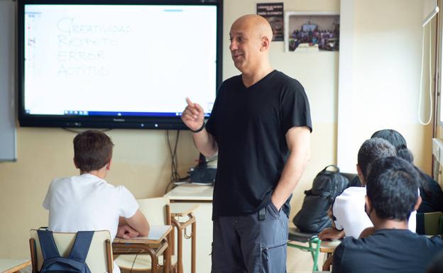 Pasión docente. Andrés López Herrero, dando clase en su instituto, en Jumilla, esta semana. 