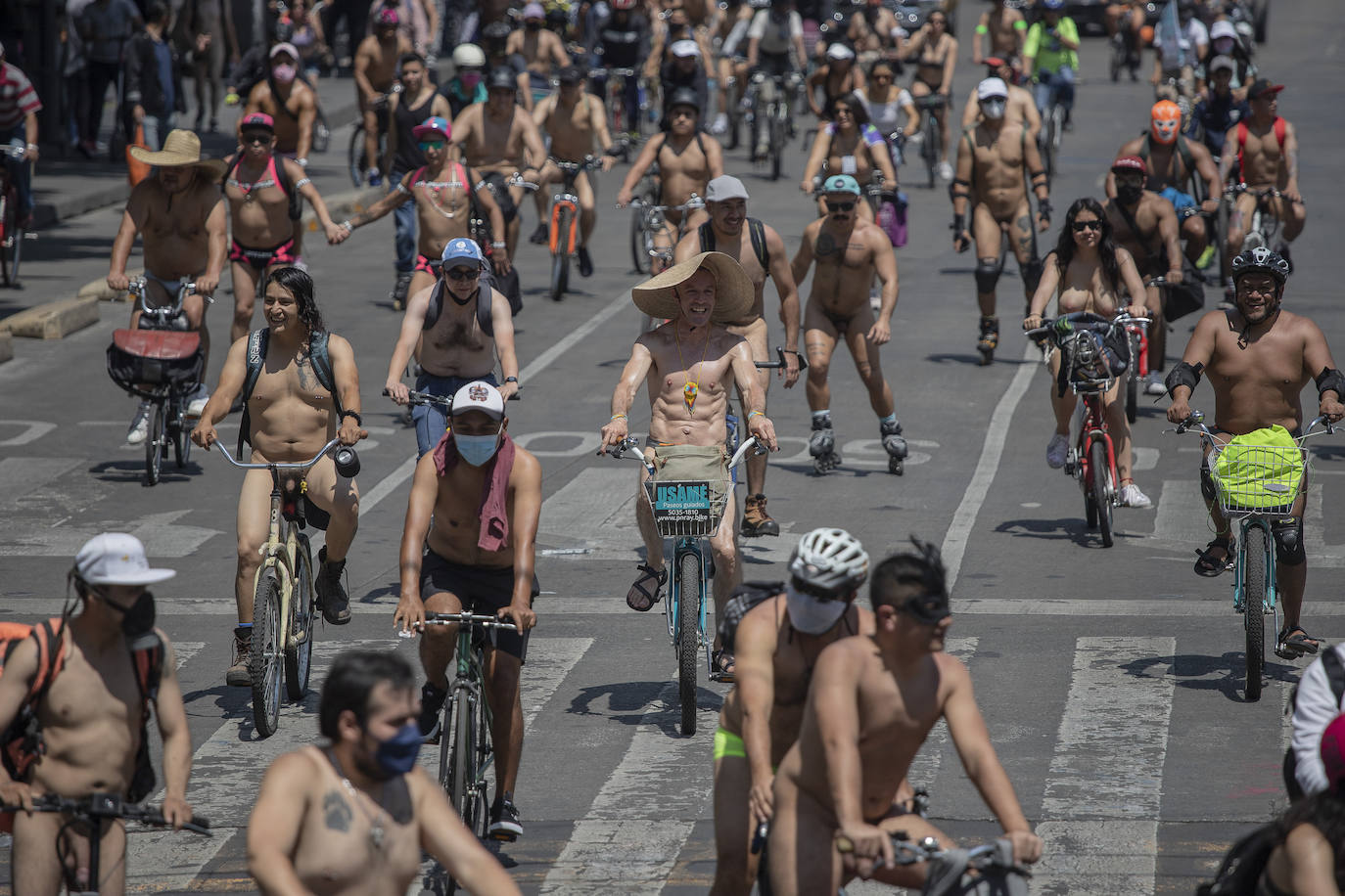 Fotos: Desnudos por la seguridad vial