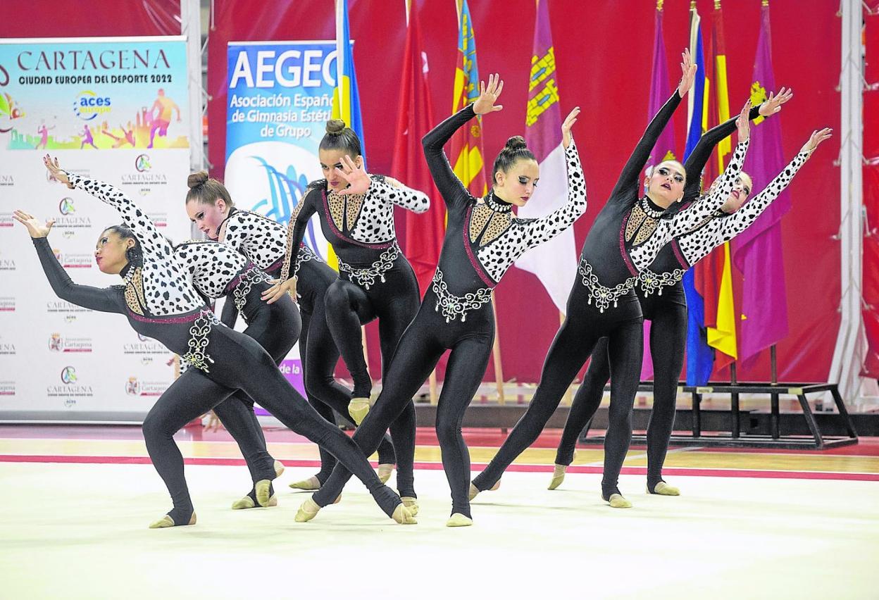 Ejercicio durante la Copa de España de Gimnasia Estética de grupos, celebrada en la pista principal del Palacio en el mes de febrero.