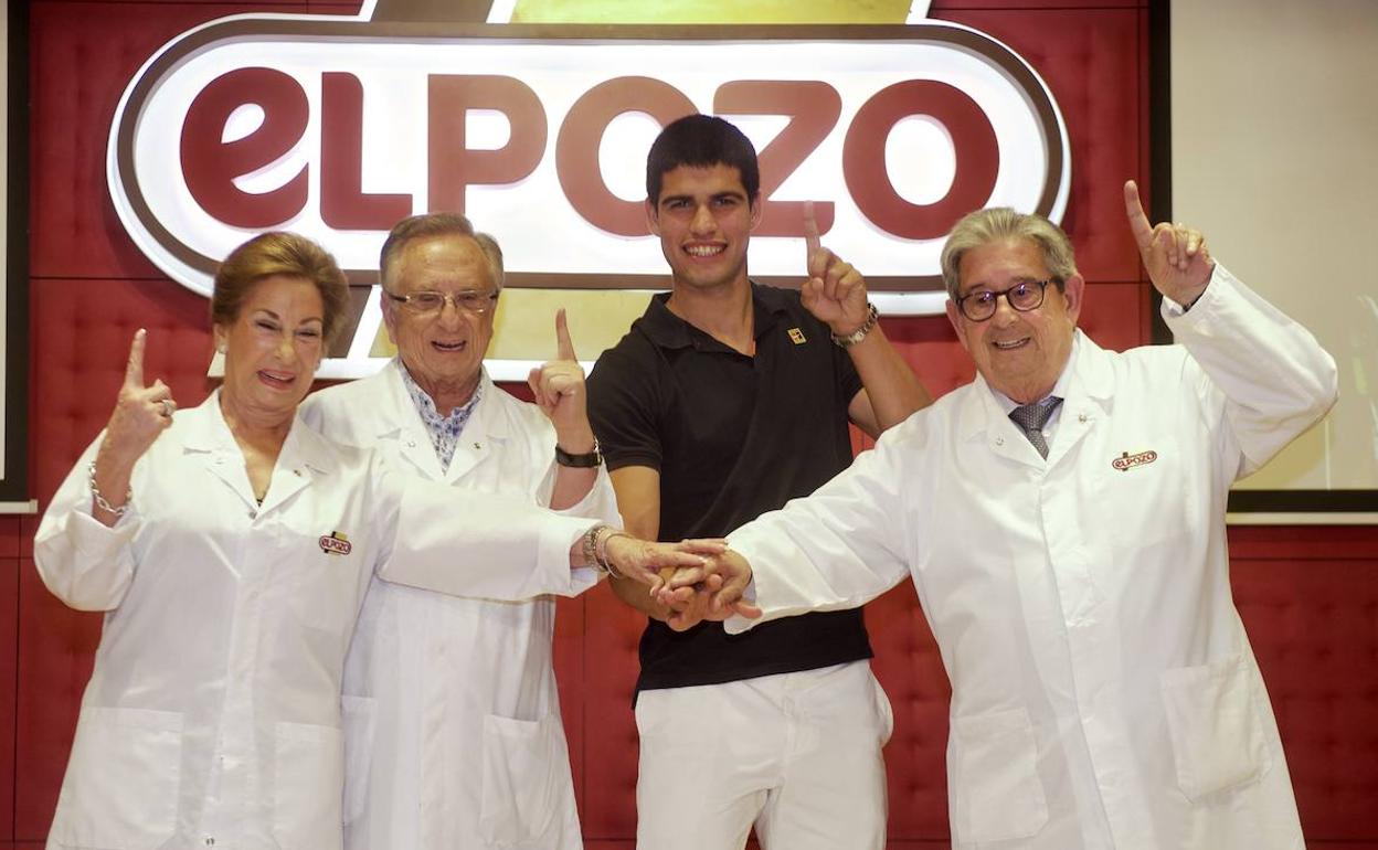 Carlos Alcaraz, junto a los hermanos Fuertes (Juana, Tomás y José).