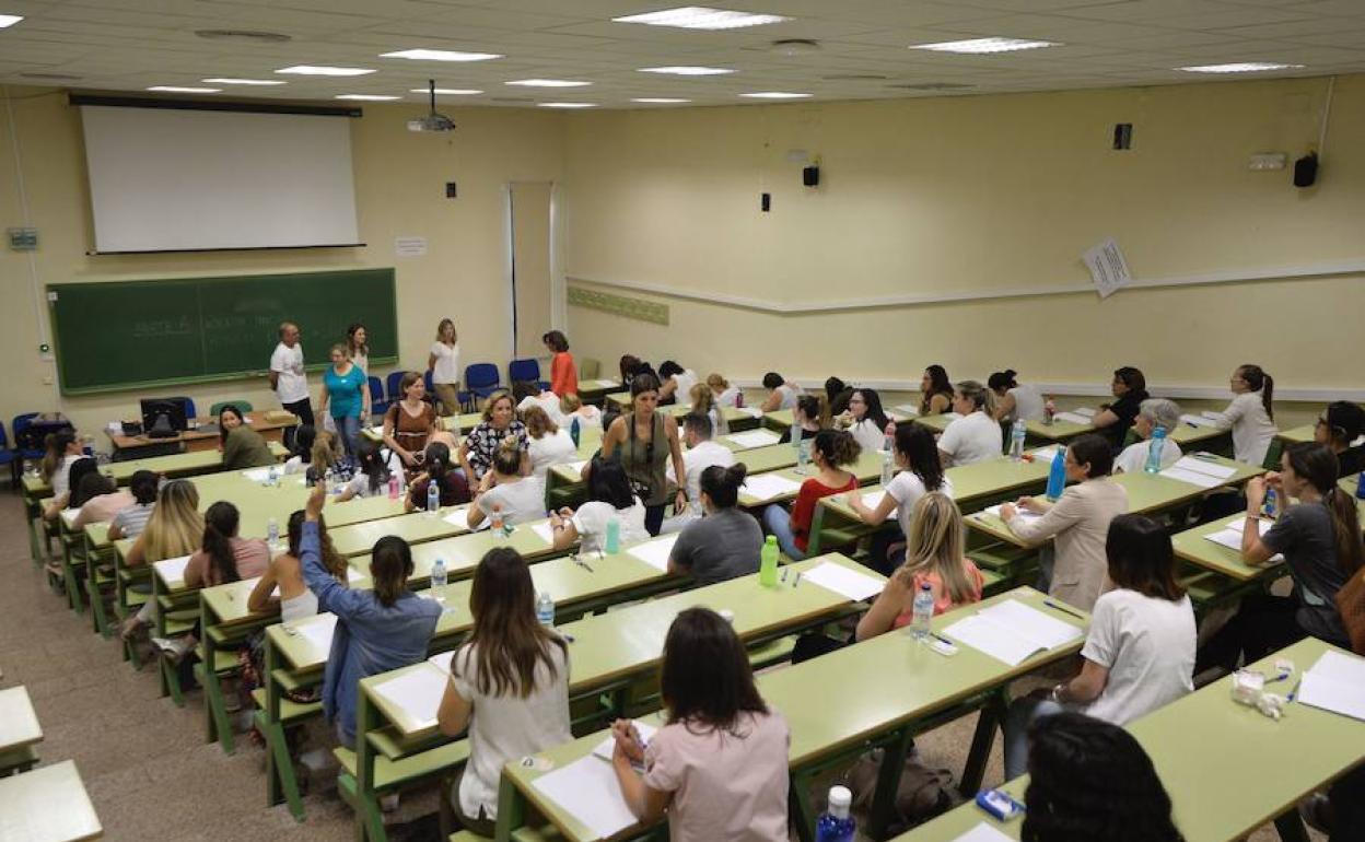 Opositores a maestro realizando un examen en la convocatoria de 2019 