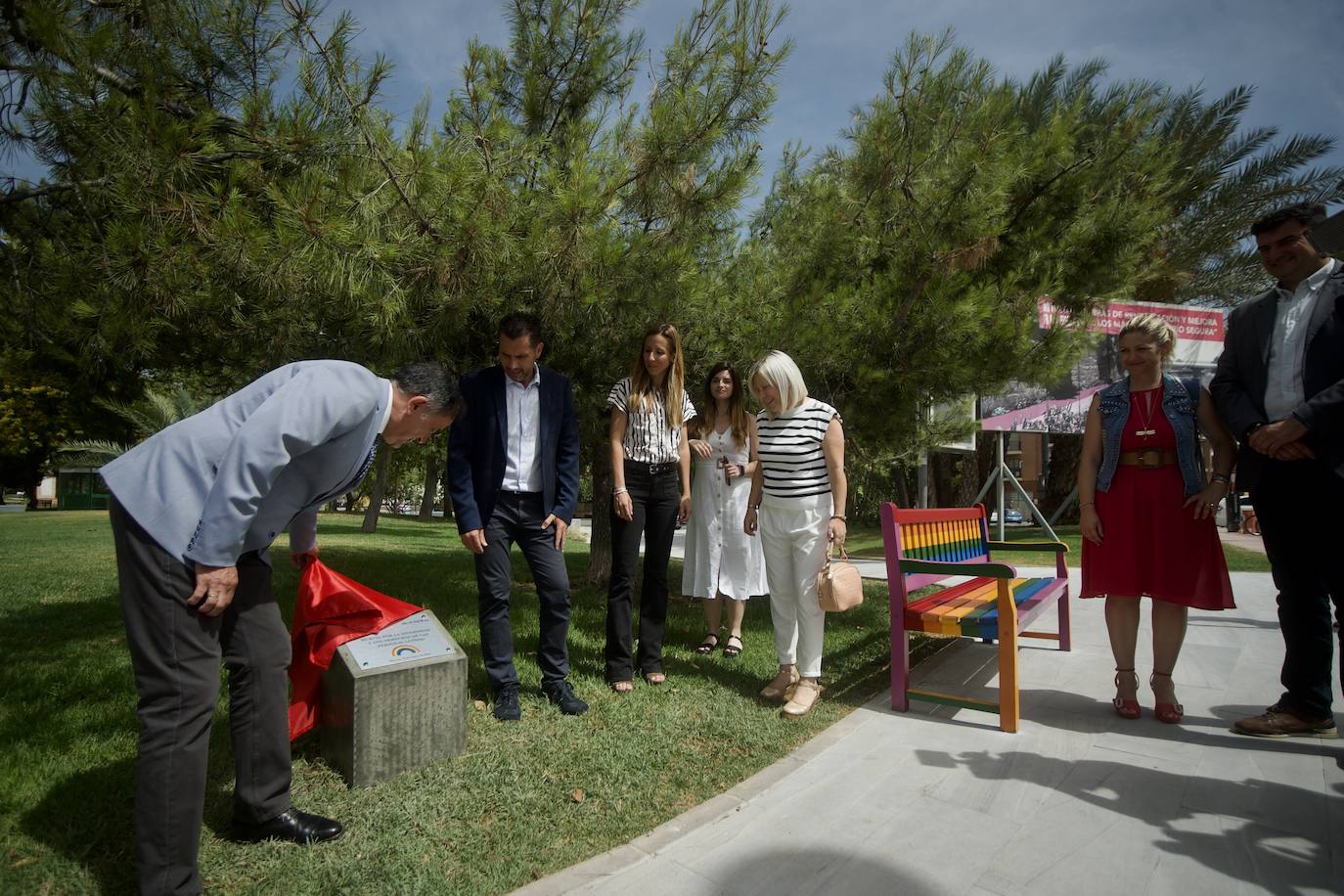 Fotos: Murcia estrena un banco arcoíris por la Semana del Orgullo