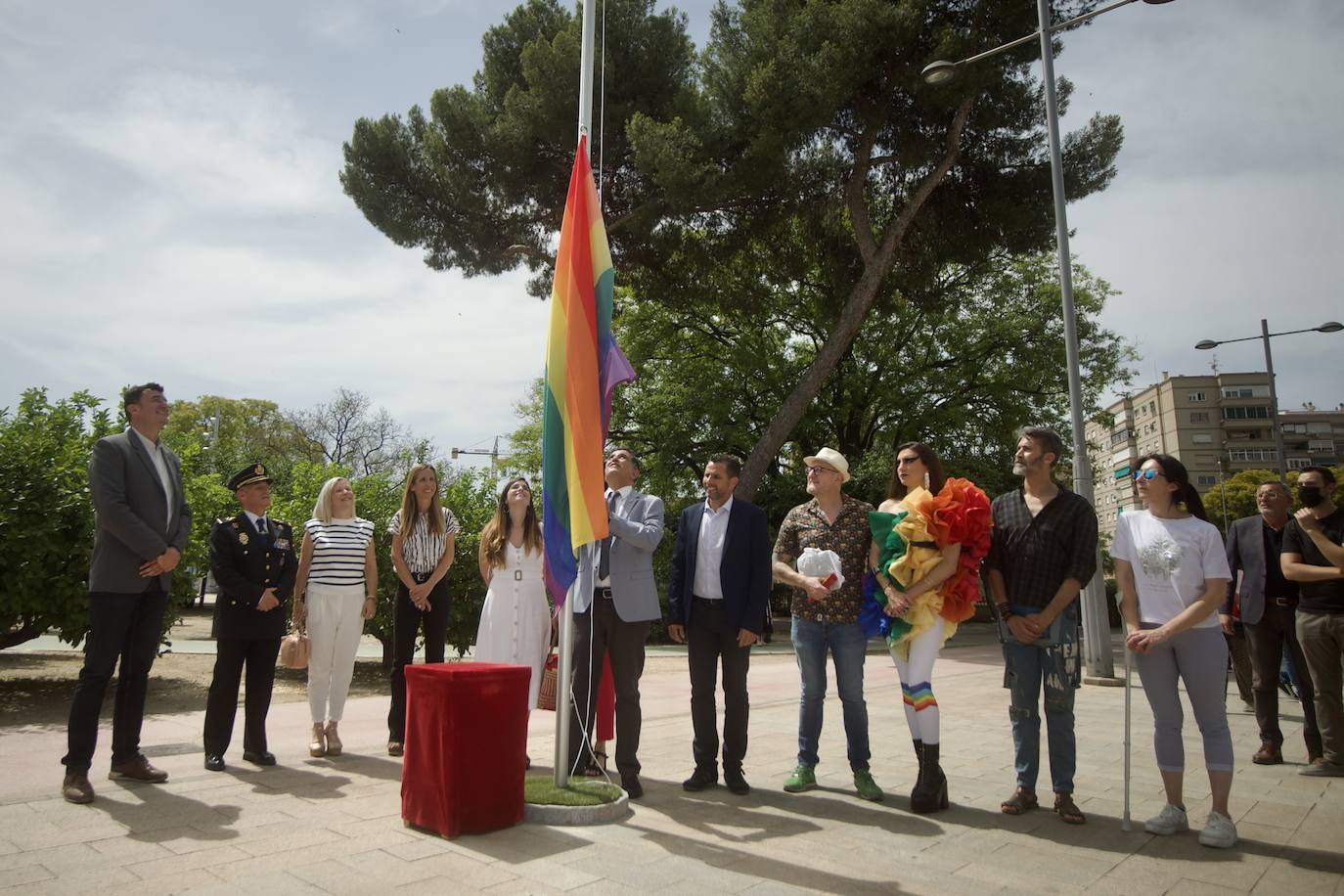 Fotos: Murcia estrena un banco arcoíris por la Semana del Orgullo