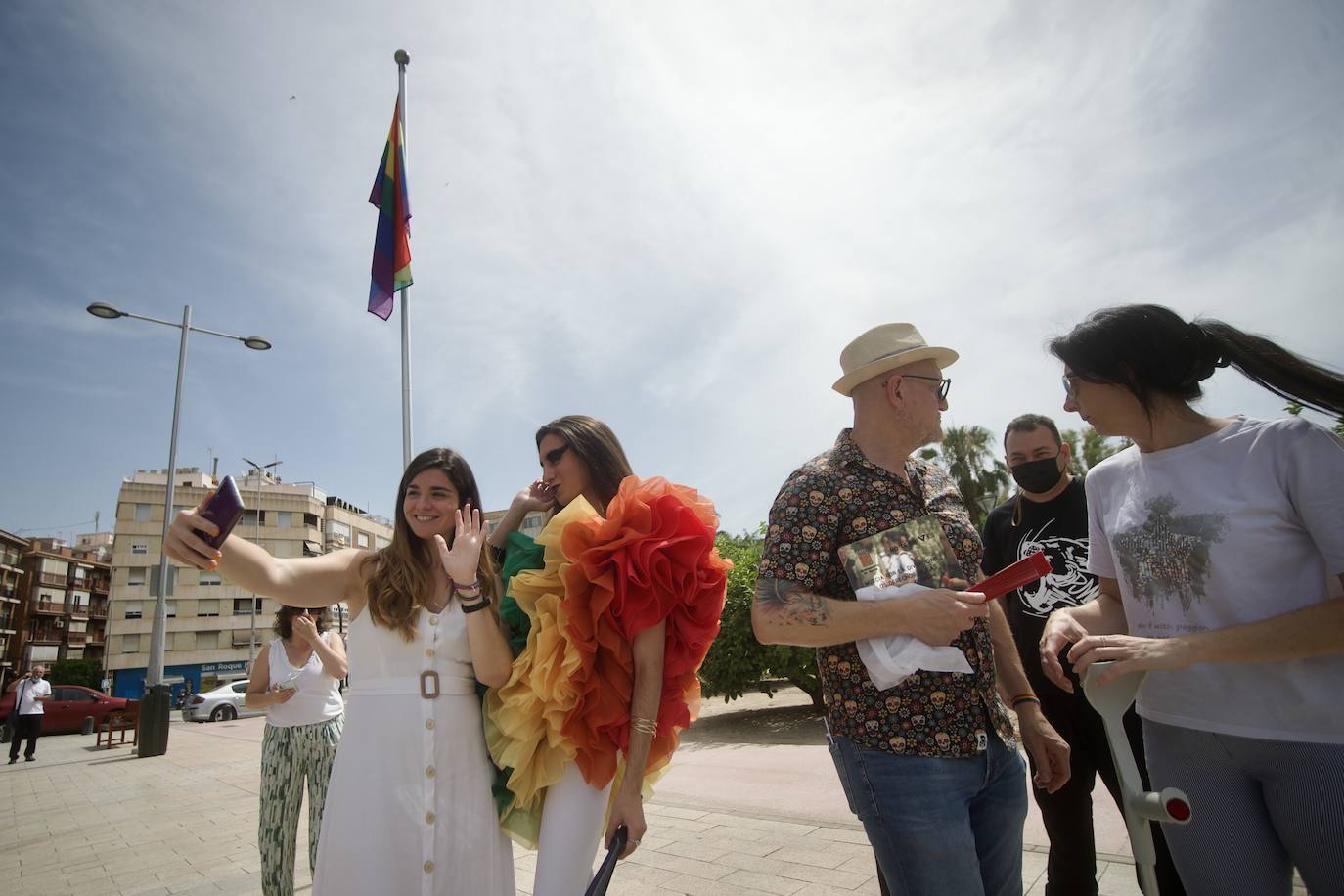 Fotos: Murcia estrena un banco arcoíris por la Semana del Orgullo