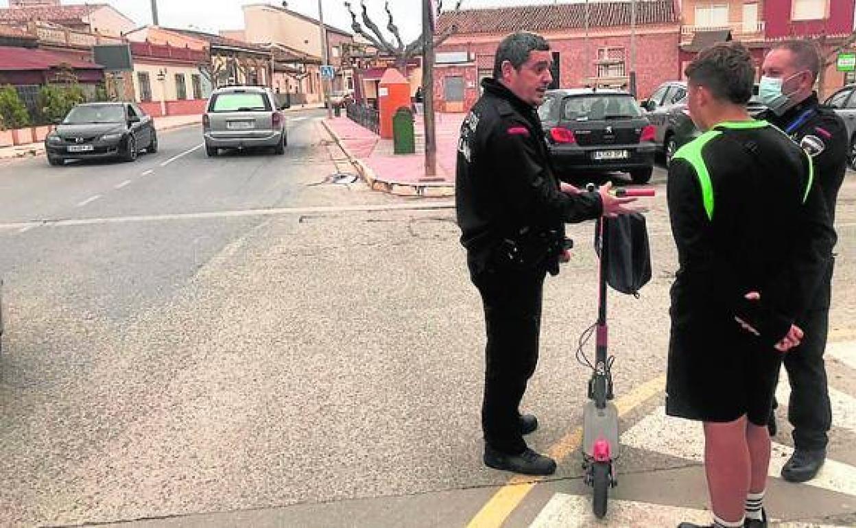 Un control de patinetes en la calle, en una imagen de archivo.