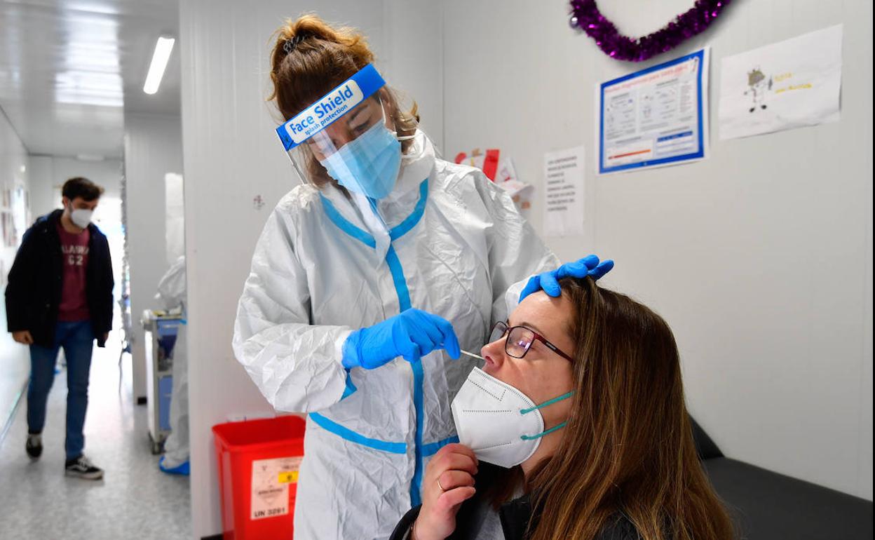 Una sanitaria realiza una prueba PCR, en una fotografía de archivo.