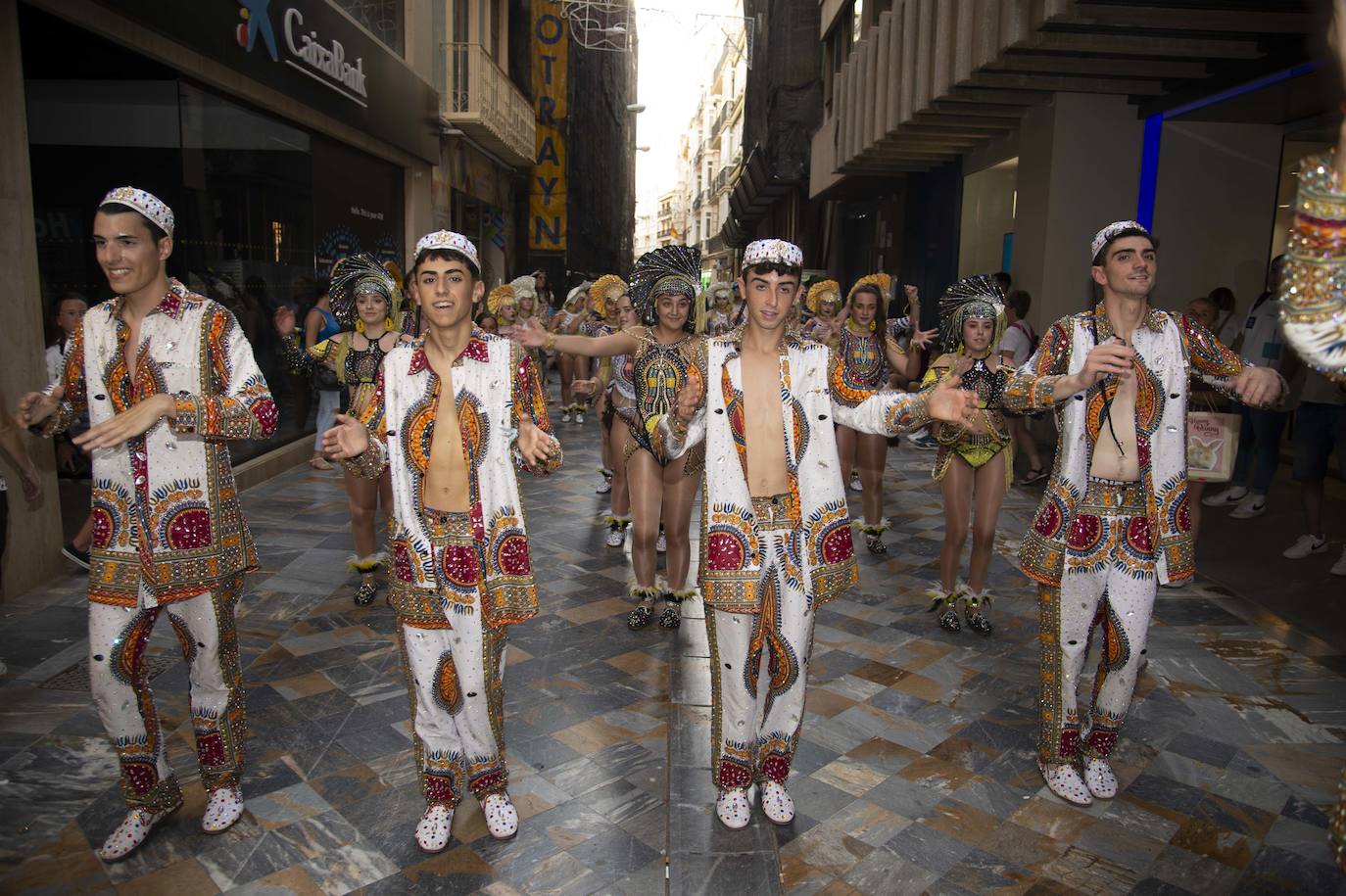 Fotos: El pasacalles despide el Carnaval en Cartagena