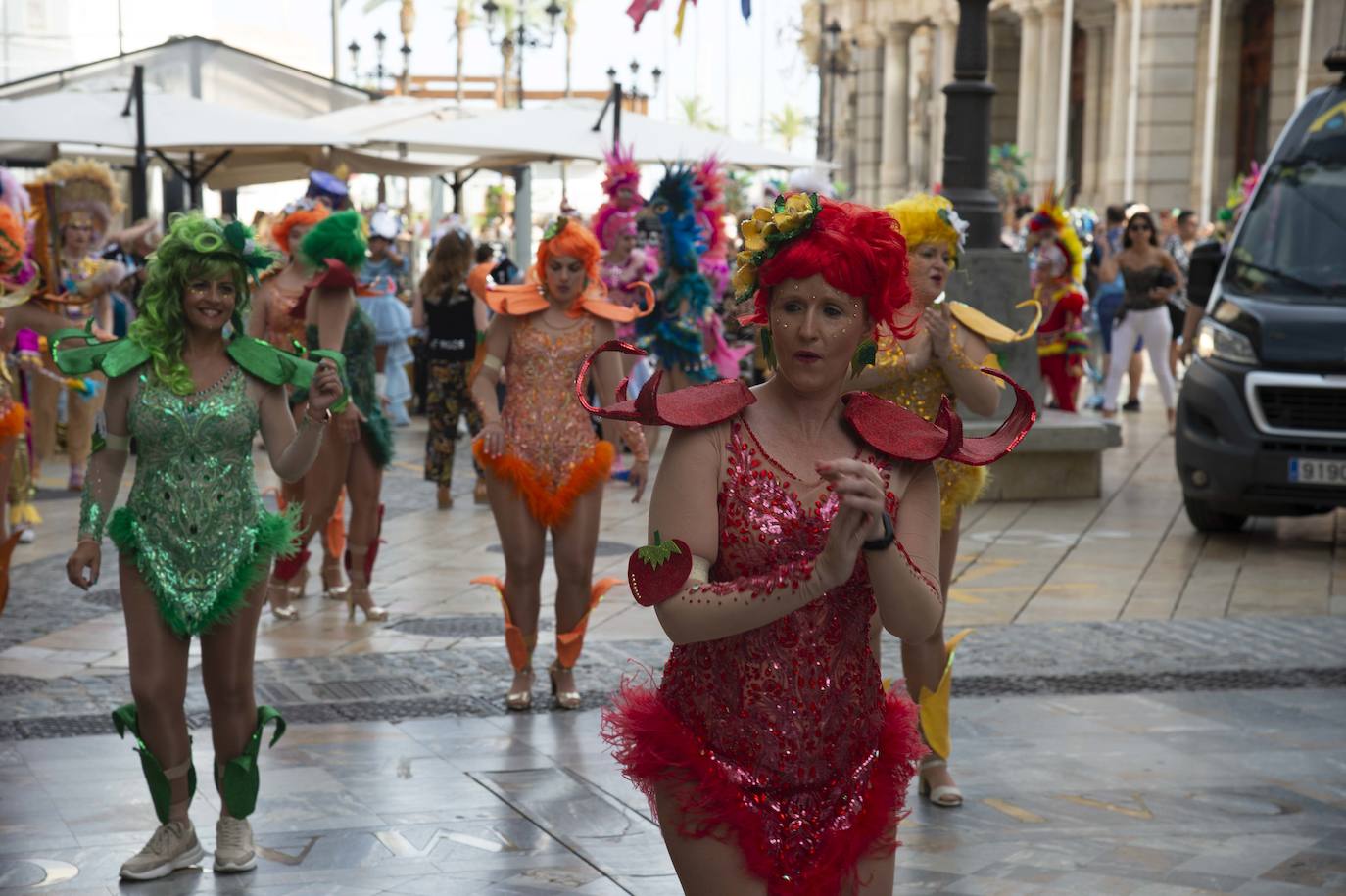 Fotos: El pasacalles despide el Carnaval en Cartagena
