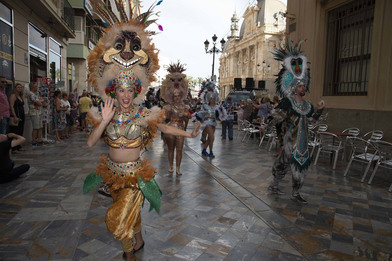 Fotos: El pasacalles despide el Carnaval en Cartagena