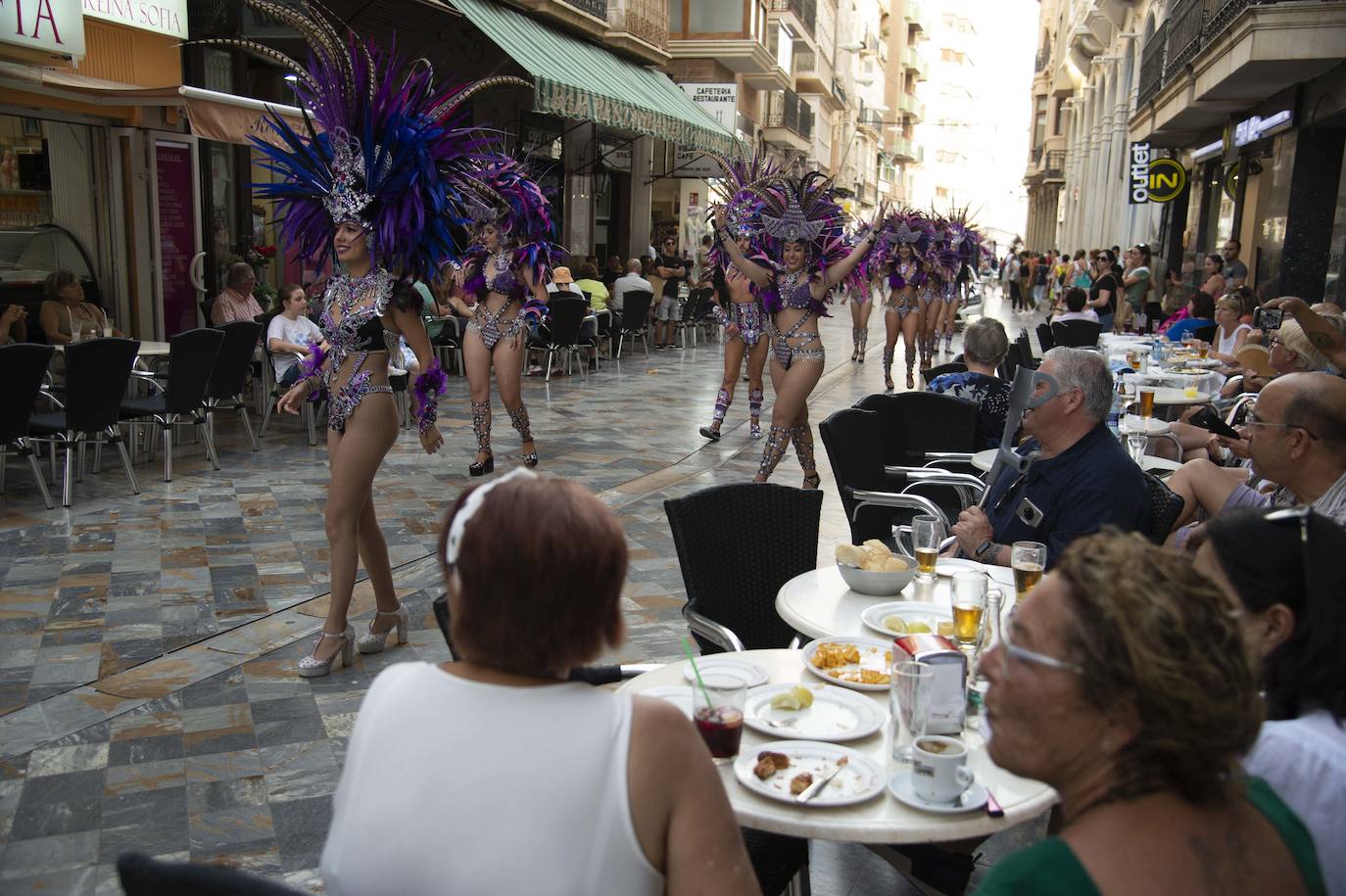 Fotos: El pasacalles despide el Carnaval en Cartagena