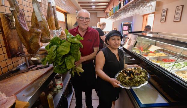 Carmelo Meseguer y Piedad Aroca, dueños del bar Las Acelgas de Espinardo, muestran el producto estrella de su negocio.