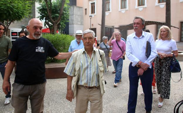 Bernardo Sánchez, Francisco Martínez y Pedro Egea, junto a miembros de la Federación de Asociaciones de Memoria Histórica de la Región, este miércoles.