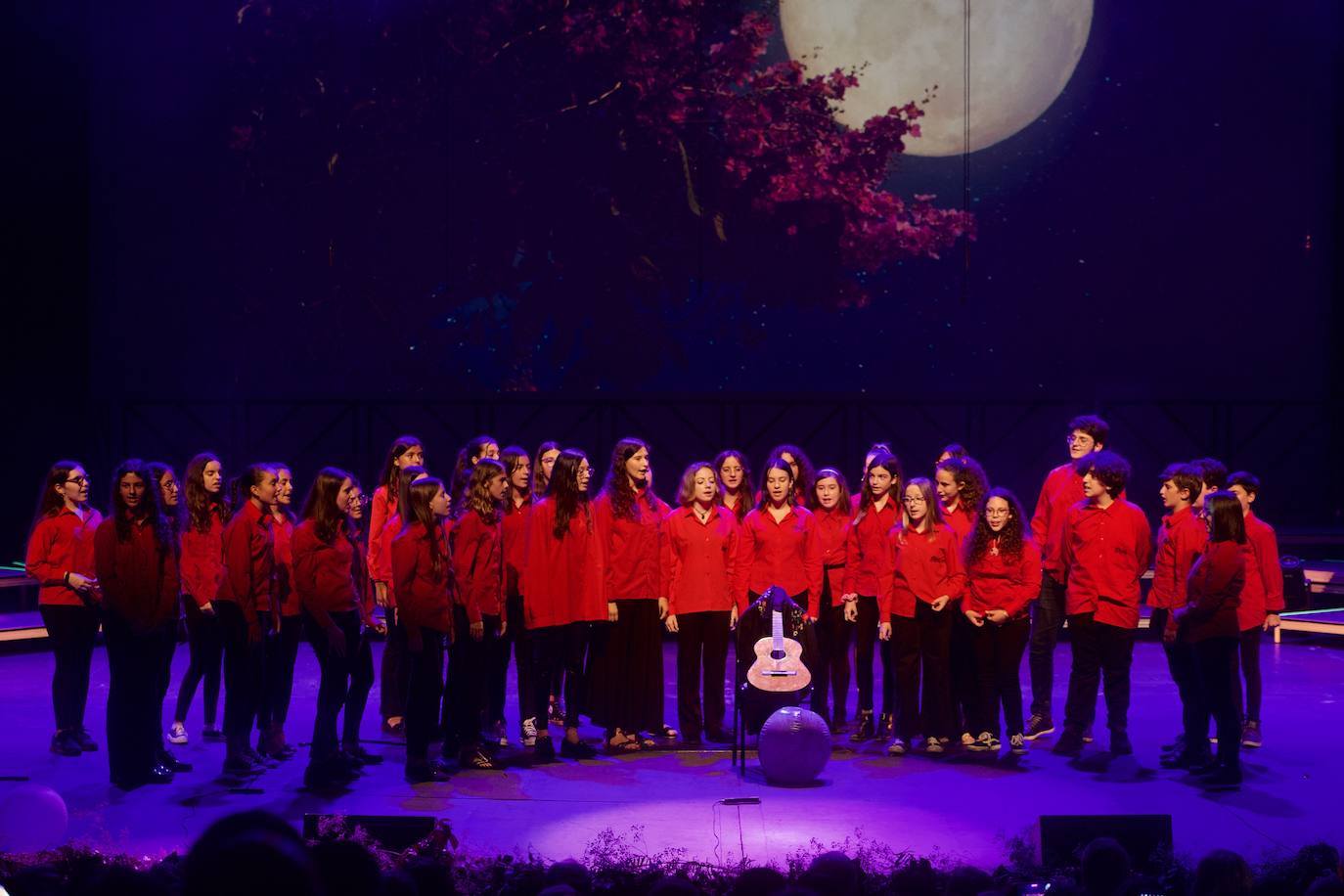 Fotos: La Coral Discantus sopla las velas