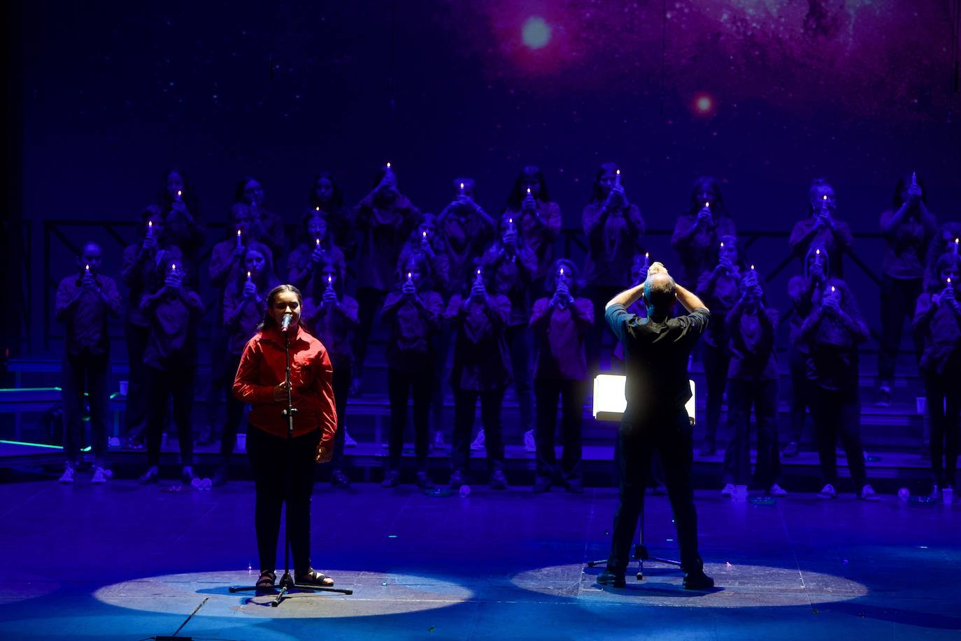 Fotos: La Coral Discantus sopla las velas