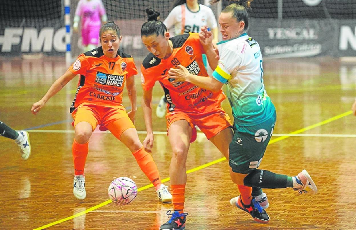 Mayte Mateo choca con Emilly, en el partido de anoche. 