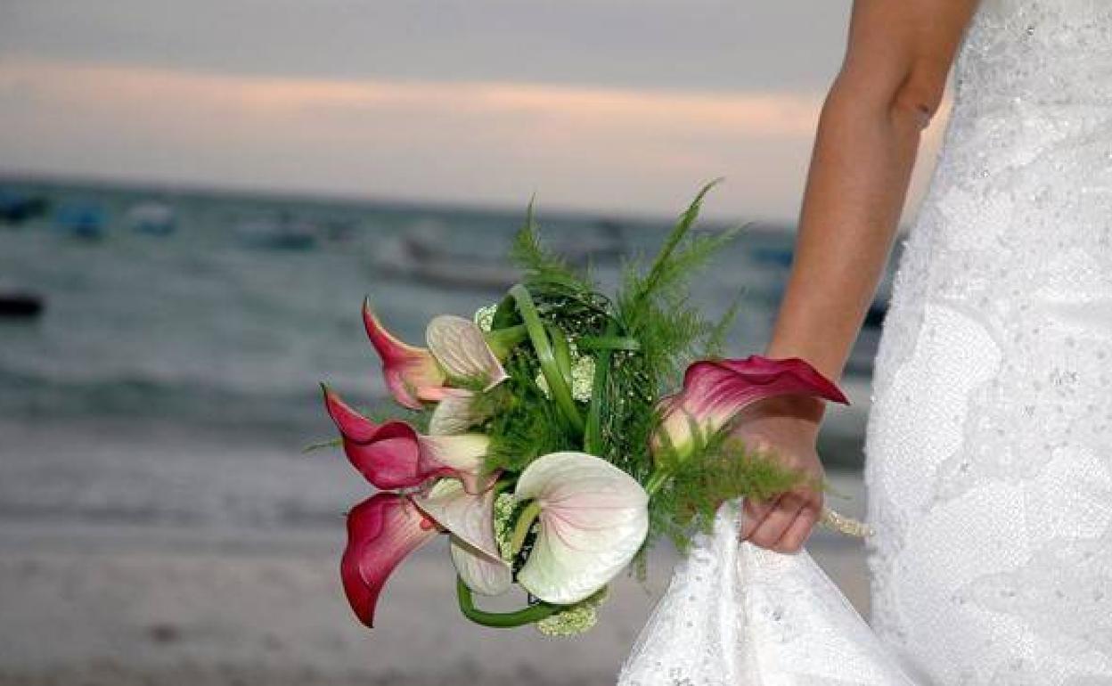 Imagen de archivo de una boda en la playa.